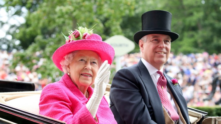 Großbritannien: Queen Elizabeth besucht mit ihrem Sohn Prinz Andrew das Pferderennen in Ascot.