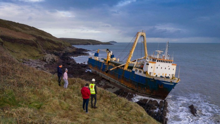 Irland: Das 77 Meter lange Geisterschiff "MV Alta" an der irischen Küste.