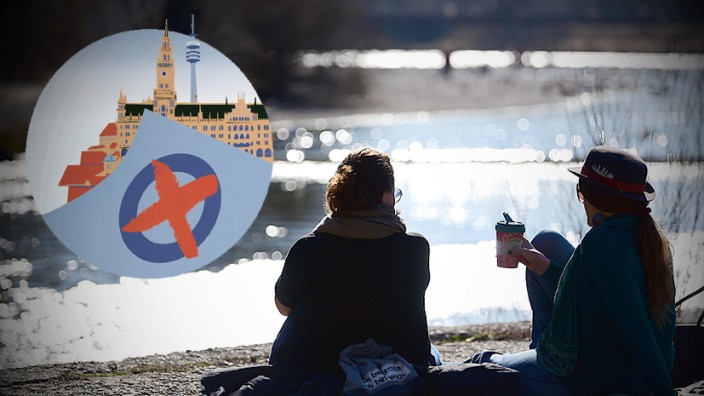 Kommunalwahl 2020: Zwei Frauen sitzen an der Isar in München