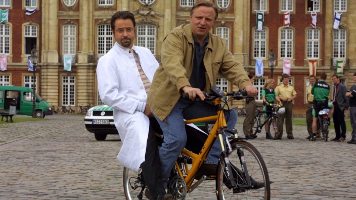 Grüne Filmproduktion: Vorreiter: Tatort-Kommissar Thiel (Axel Prahl, rechts, mit Jan Josef Liefers) fuhr schon Fahrrad, als Klimarettung noch kein großes Thema war.