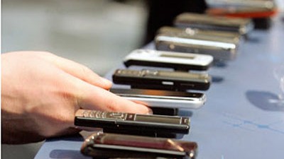 Handy-Ladegeräte: Schluss mit dem Wirrwarr: Bis zum Jahr 2012 soll die Mehrzahl der Handys mit einem standardisierten Netzteil ausgeliefert werden.
