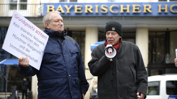 Justiz: "Diskrete Netzwerke": Demo-Initiator Michael Bauer (rechts) mit einem Mitstreiter.