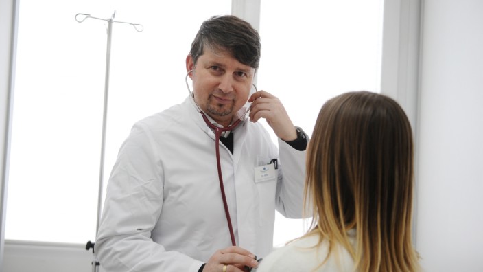 Gesundheit: Aktuell so gut wie täglich in Kontakt mit Grippepatienten: Allgemeinarzt Wolfgang Ritter praktiziert in Sendling.