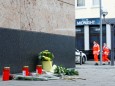 Blumen und Kerzen als Zeichen der Trauer nach den Taten von Hanau.