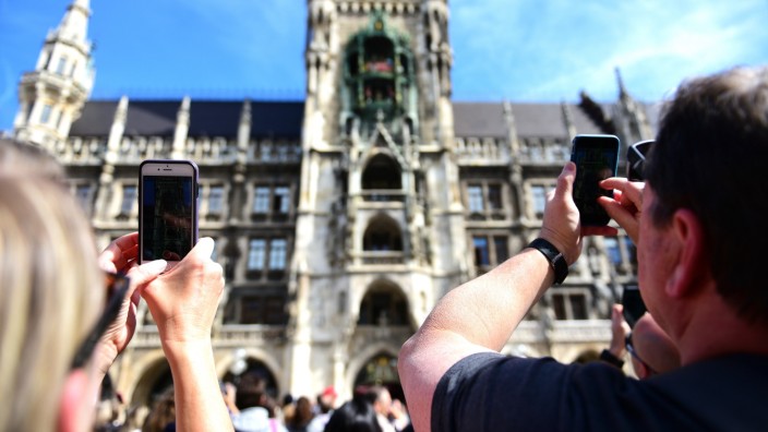Sightseeing: Das Glockenspiel am Marienplatz gehört mit zu den größten und beliebtesten Sehenswürdigkeiten in München.