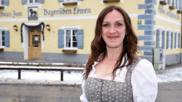 Wiedereröffnetes Wirtshaus: Mirjana Eidenschink wurde in Benediktbeuern geboren, dem Nachbarort. Nun übernimmt sie als Wirtin gemeinsam mit ihrem Mann und Freunden den zuletzt leer stehenden Bayerischen Löwen in Bichl.
