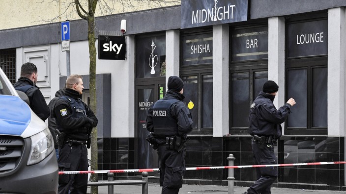 Terror in Hanau: Polizisten an einem der Tatorte in Hanau.