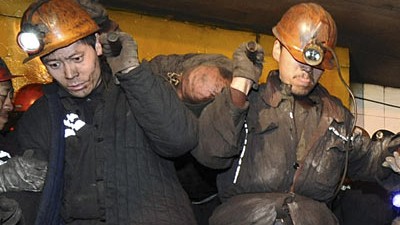 China: Rettungskräfte bergen ein Opfer des Grubenunglücks bei Gujiao.