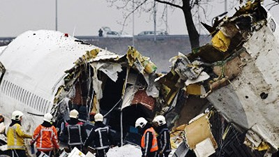 Flugzeugabsturz bei Amsterdam: Rettungskräfte bei Bergungsarbeiten am Wrack der abgestürzten Turkish-Airline-Maschine.