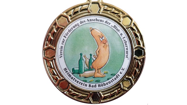 Niederbayern: Der Orden "Wider die beleidigte Leberwurst" soll helfen, die Seelen von beleidigten Leberwürsten zu heilen. Er ist die höchste Auszeichnung, die der Schlachtschüsselverein vergibt.
