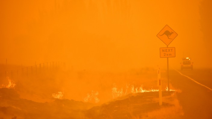 Klimakrise: Buschfeuer in der Nähe von Canberra, Anfang Februar. Steigt der Treibhausgasausstoß weiter, wird ein so extremer australischer Sommer um das Jahr 2040 herum normal sein.