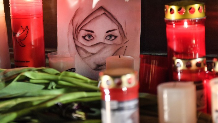 Anschlag in Hanau: Blumen, Kerzen und die Zeichnung einer Frau schmücken den Marktplatz in Hanau zum Gedenken an die rechtsextremistische Mordtat.
