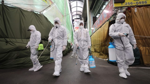 Folgen: Auch Südkorea versucht, das Virus einzudämmen, hier mithilfe von Desinfektionsmittel auf einem Markt in der Stadt Daegu.