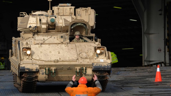 "Defender Europe 2020": Ein Schützenpanzer des US-Militärs wird in Bremerhaven vom Frachtsschiff entladen.
