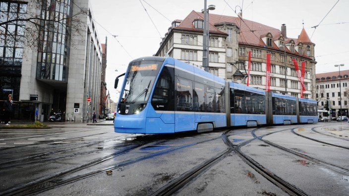 Ausbau: Eine Tram fährt am Münchner Hauptbahnhof vorbei - wenn es nach der Politik geht, sollen die Bahnen viel mehr Orte in der Stadt verbinden.
