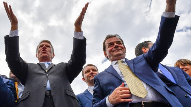 Rumänien: Rumäniens Präsident Klaus Johannis (l.) und der Vorsitzende der Nationalliberalen Partei, Ludovic Orban (r.), winken ihren Anhängern in Bukarest zu.
