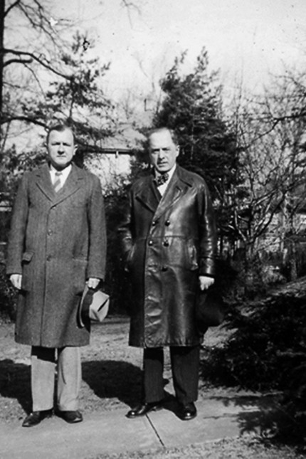 George Grosz und Hermann Borchardt, der einen Ledermantel (der deutschen Luftwaffe) seines Schwagers trägt. Vermutlich Ende der 1930er Jahre