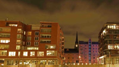 Hamburger Hafencity: Hommage an die Architekten der frühen Hamburger Moderne: die Hafencity bei Nacht.