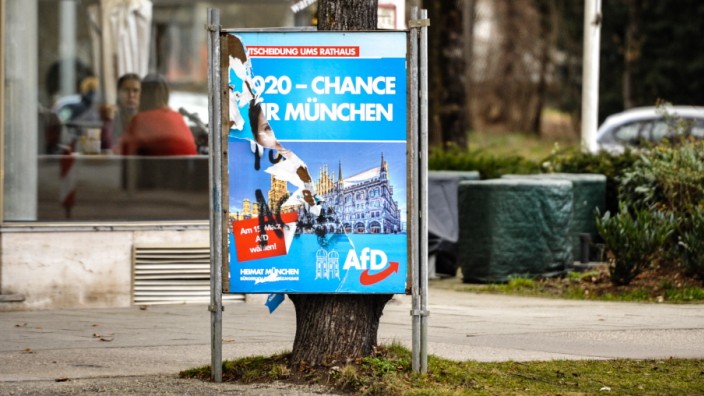 Der Wahlkampf in München wird gerne auf Plakaten in der Stadt ausgetragen. Hier ein zerrissenes Exemplar von der AfD.