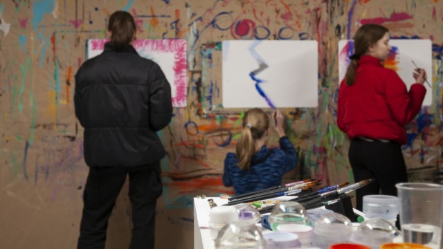 Ismaning: Im "Malort" genannten Kunstraum des Ismaninger Gymnasiums können die Schüler wie Adolf Frankl ihre Gedanken und Emotionen durch Kreativität ausdrücken.