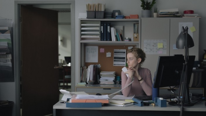Entdeckung im Berlinale-Panorama: In toxischer Umgebung – Julia Garner spielt „The Assistant“ im gleichnamigen Film von Kitty Green.