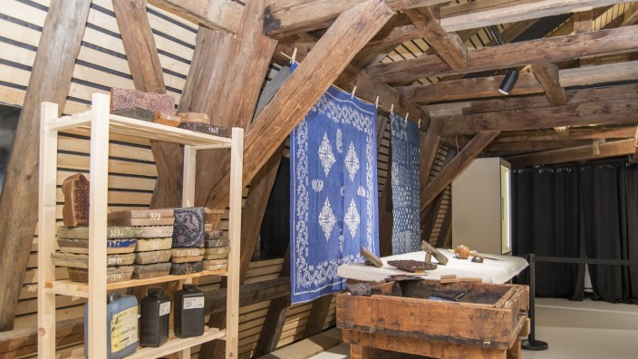 Freyung: 227 Jahre alt ist der Dachstuhl im Europahaus. Zurzeit beherbergt die neue Galerie eine Ausstellung über den aussterbenden Blaudruck.