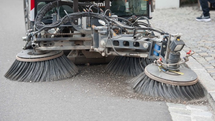 Frühjahrsputz für Straßen: In der Gemeinde Egling wird eine Kehrmaschine die Straßen säubern.