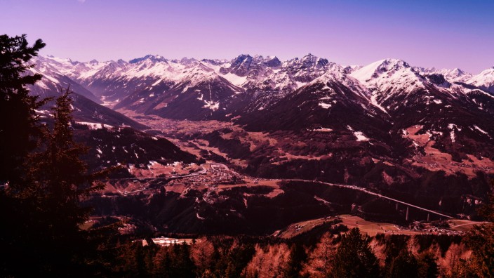 24 03 2019 Blick vom Patscherkofel ins Stubaital Tirol Austria Bild Mautstelle SchËÜnberg St