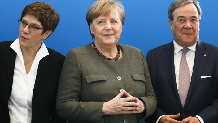 Ruprecht Polenz im Gespräch: Christdemokraten unter sich: Noch-Parteichefin Annegret Kramp-Karrenbauer, Kanzlerin Angela Merkel und der nordrhein-westfälische Ministerpräsident Armin Laschet