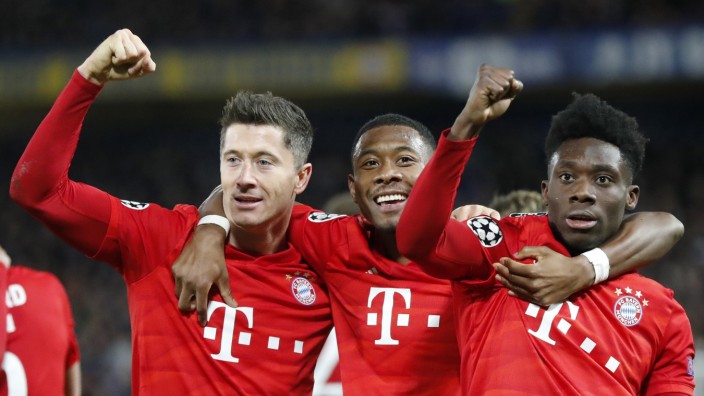 Bayern siegt 3:0: Robert Lewandowski feiert mit David Alaba und Alphonso Davies.