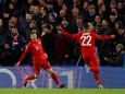 Champions League: Serge Gnabry und Robert Lewandowski bejubeln ein Tor gegen Chelsea