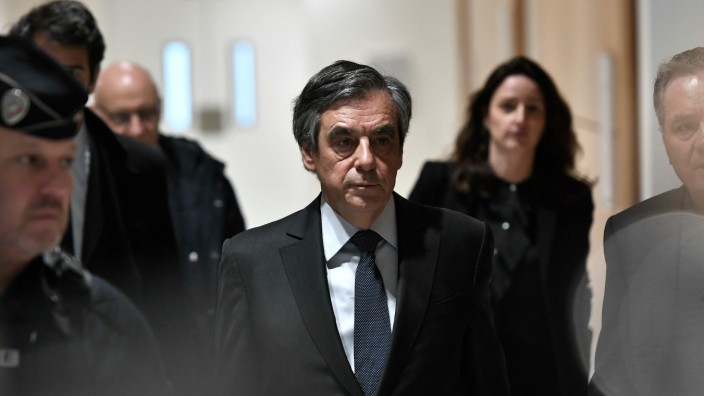 Frankreich: Der frühere französische Premierminister François Fillon hatte gute Aussichten aufs Präsidentenamt - nun drohen ihm bis zu zehn Jahre Haft.