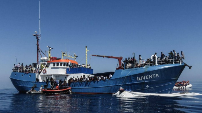 Mittelmeer: Die "Iuventa", ein zum Rettungsboot umgebauter Fischkutter, bei einem Einsatz im April 2017.