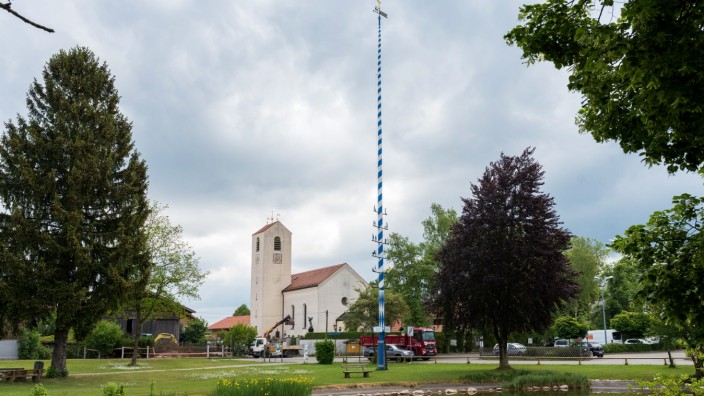 Kommunalwahl in Straßlach-Dingharting: Der Dorfweiher ist ein Wahlkampfthema in der ländlichen Gemeinde Straßlach-Dingharting, weil er immer wieder umkippt.