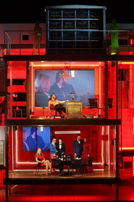 Oper: Das Regietheater schlägt zurück: In dem drehbaren Hauswürfel sollen die drei Opern als Bühnenbild zueinander finden.
