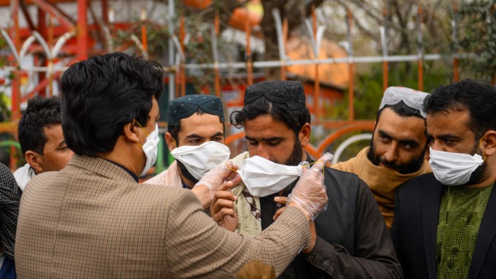 Coronavirus: Freiwillige in der afghanischen Stadt Herat verteilen Schutzmasken.
