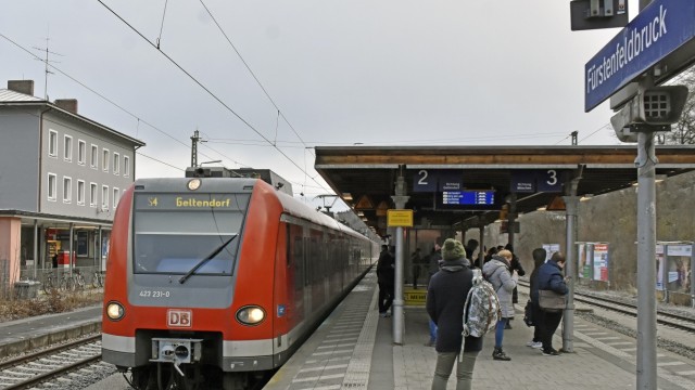 Fürstenfeldbruck: Der viergleisige Ausbau der S 4 ist seit vielen Jahren im Gespräch. Besonders zu den Hauptverkehrszeiten sind die S-Bahnen oft überfüllt und außerdem unpünktlich. Wie man das Ziel erreichen kann, darüber gibt es unterschiedliche Ansichten.