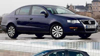 CO2-Emissionen: Zwei Marken, zwei Wege: VW mit Passat BlueTDI und BlueMotion und Toyota mit dem sparsamen Yaris Optimal Drive. Das Ziel: weniger Verbrauch.