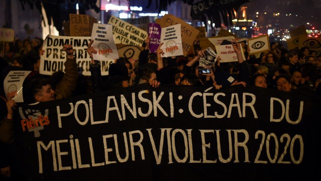 Vergewaltigungsvorwürfe gegen Roman Polanski: Feministinnen protestieren gegen Cesars für Roman Polanski. Auf ihrem Plakat steht: "Polanski: Preis für den besten Vergewaltiger 2020".