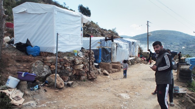 Flüchtlinge: Zelte und Müll säumen einen Schotterweg auf Samos.