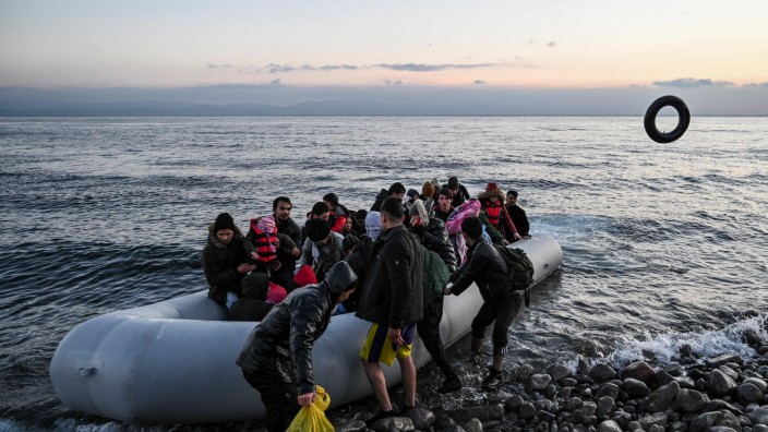 Griechenland: Ein ankommendes Boot mit Flüchtlingen am Montag auf Lesbos.