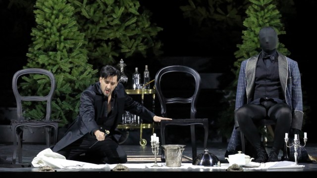 Oper: Düstere Szenerie: Selbstmordgedanken und die Imagination seines Bruders (rechts) plagen Charles Castronovo als Carlo in "I Masnadieri".