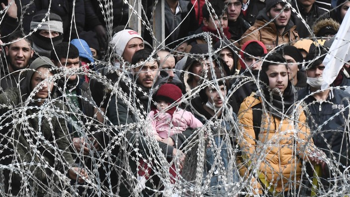 Syrische Flüchtlinge in der Türkei: Nach türkischen Regierungsangaben sind mehr als 100 000 Menschen unterwegs: Flüchtlinge am griechischen Grenzzaun am Übergang Kastanies/Pazarkule bei Edirne.