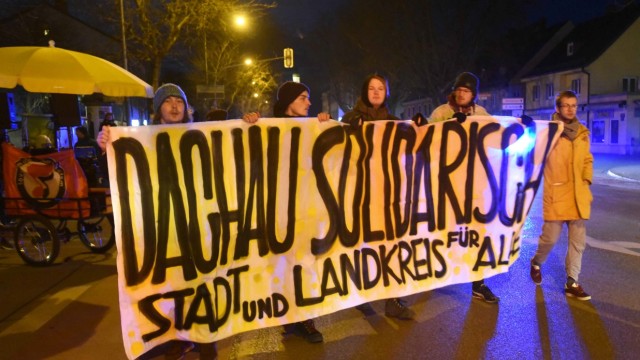 Dachauer Nacht-Tanz-Demo: Protest auf der Straße: Demonstranten halten ein Banner des Bündnisses "Dachau solidarisch - Stadt und Landkreis für alle".
