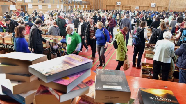Gröbenzell: 80000 Bücher in 200 Kategorien machen den alljährlichen Flohmarkt in der Gröbenzeller Wildmooshalle zu einer Veranstaltung der Superlative.