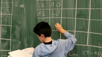 2. Februar 2009: Schüler an der Tafel im Mathematikunterricht. Ein Leser findet: "Lehrern kann man nur raten, sich nicht durch aufgebauschte "events" ins Bockshorn jagen zu lassen".