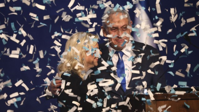 Israel: Alle guten Dinge: Bei der dritten Wahl binnen zwölf Monaten wurde der Likud von Benjamin Netanjahu (hier mit seiner Frau Sara) stärkste Kraft.