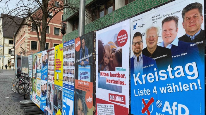 Fürstenfeldbruck: Platz da! Die von der Stadt aufgestellten Plakatwände, wie hier am Marktplatz vor der Sparkasse, sind Parteien und Gruppierungen vorbehalten, die sich an den Stadtratswahlen beteiligen. Die AfD zählt nicht zu diesem Kreis.
