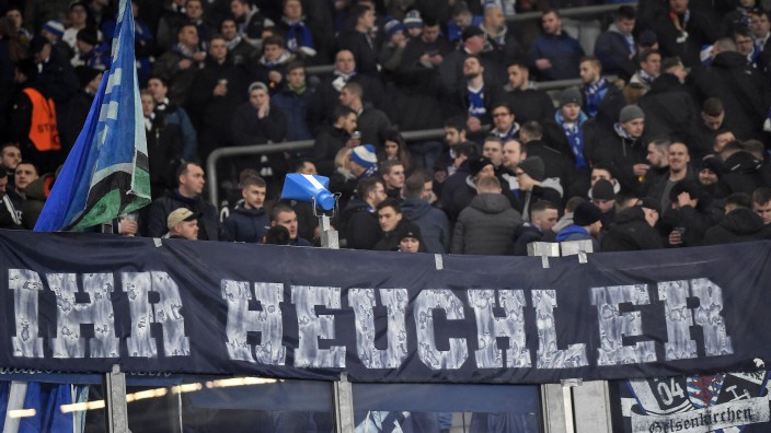 Nach Fan-Eklat am Wochenende: "Ihr Heuchler": Beim Pokalspiel gibt es Proteste gegen den DFB, aber es bleibt im Rahmen.