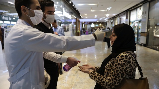 Iran: Temperaturmessen und Hände desinfizieren als Vorsichtsmaßnahme, hier im Palladium-Einkaufszentrum in der Hauptstadt Teheran: Dass sich das Corona-Virus rasant in Iran ausgebreitet hat, kann die Führung nicht länger bestreiten.